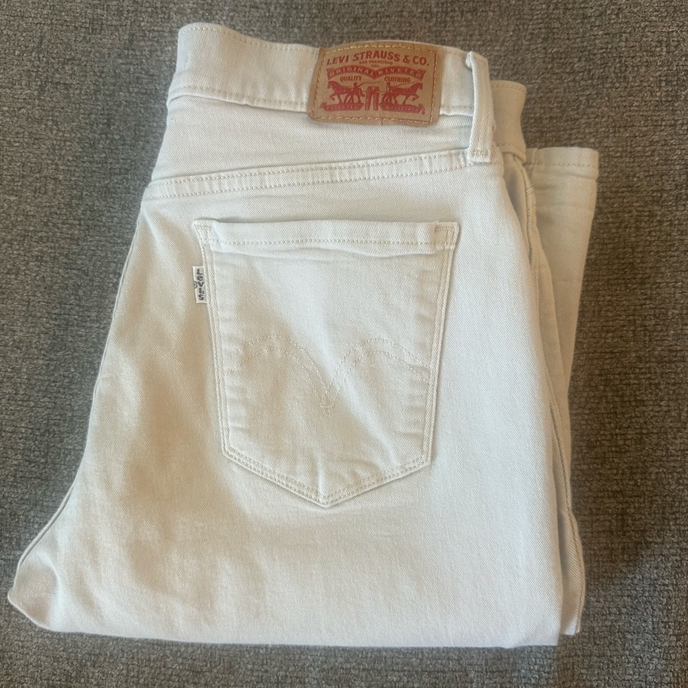 Levi tan jeans with a stretchy, super comfortable fit. Very good condition!